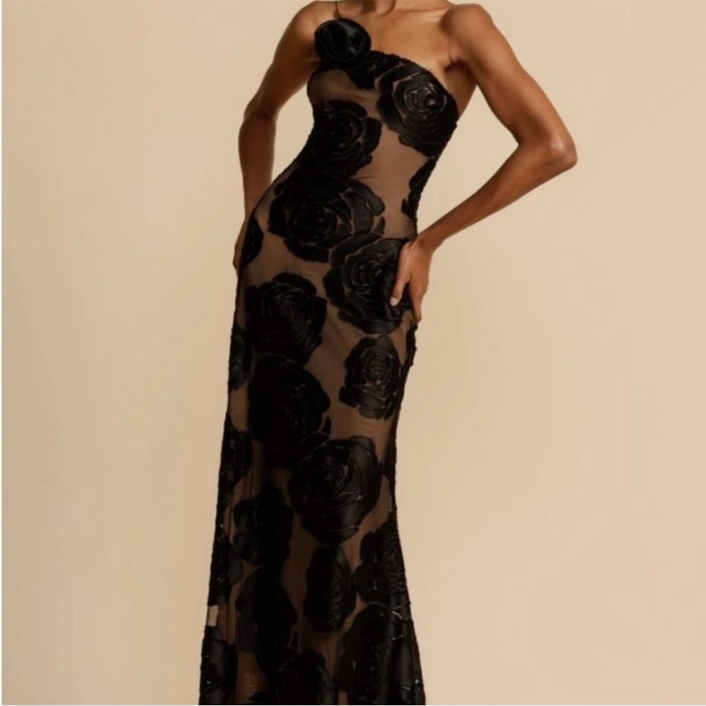 Arcina ori Elegant Black Floral Strapless Dress sold out online . The Marcella